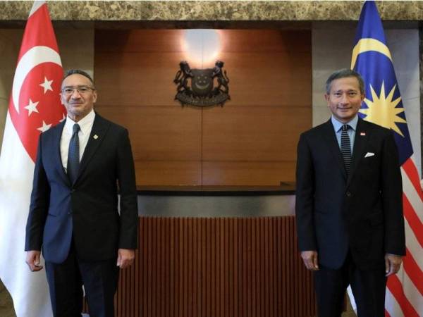 Hishammuddin (kiri) bergambar bersama Dr Vivian Balakrishnan semasa mengadakan lawatan rasmi ke Singapura hari ini. - Foto Bernama