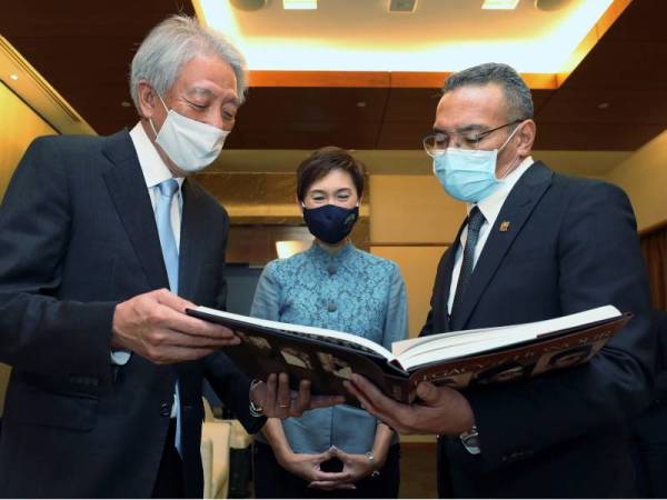 Hishammuddin bersama Menteri Kanan merangkap Menteri Penyelaras bagi Keselamatan Negara, Teo Chee Hean (kiri) semasa mengadakan lawatan rasmi ke Republik Singapura hari ini. Turut hadir, Menteri Tenaga Kerja, Josephine Teo (dua dari kiri). - Foto Bernama