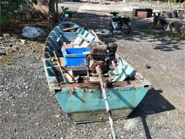 Bot kayu yang dirampas bersama sejumlah botol ubat batuk dipercayai untuk pasaran tempatan. - Foto ihsan PPM