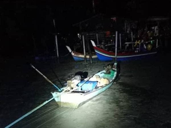 Bot kayu yang membawa muatan ubat batuk cuba diseludup masuk ke negara ini. - Foto ihsan PPM