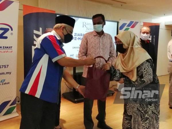 Abdul Hakim menyampaikan sumbangan kepada pelajar asnaf UniKL pada Program Ziarah Ramadan pada Jumaat.