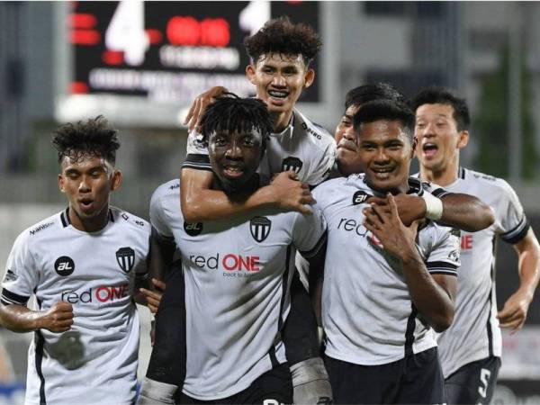 Mintah (dua, kiri) meraikan kejayaan bersama rakan sepasukan selepas menjaringkan gol keempat ketika menentang Kelantan United FC pada saingan Liga Premier 2021 di Stadium Sultan Ismail Nasiruddin Shah malam tadi. - Foto Bernama