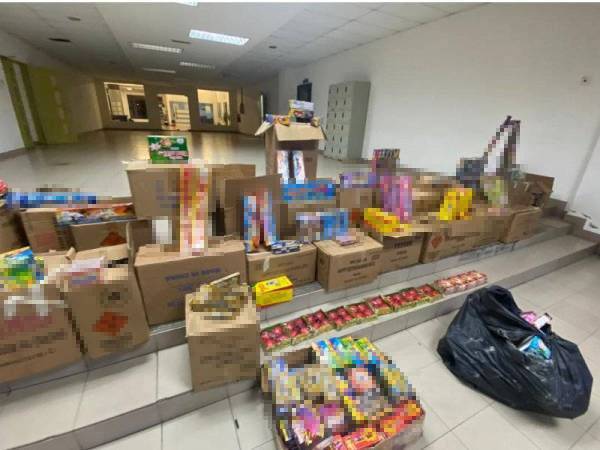 Antara mercun dan rokok seludup yang dirampa di sebuah premis di Pekan Parit Yaani, Batu Pahat pada Ahad.