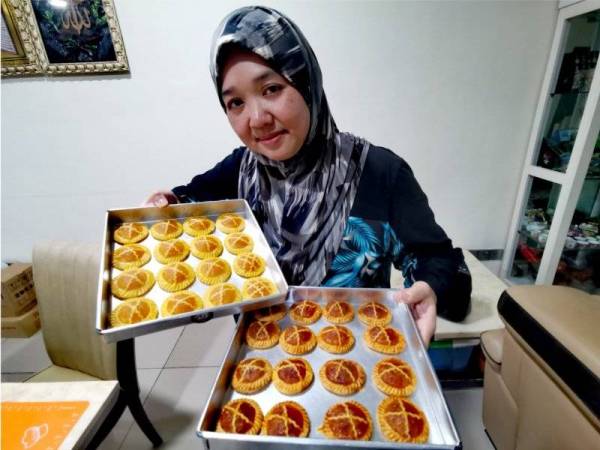 Nor Haslinda menunjukkan biskut tart nyonya yang mendapat permintaan daripada pelanggan.