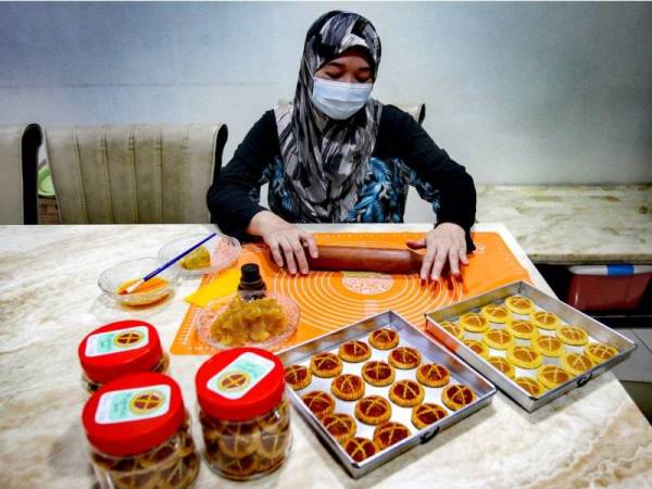 Nor Haslinda menyiapkan tempahan pelanggan.