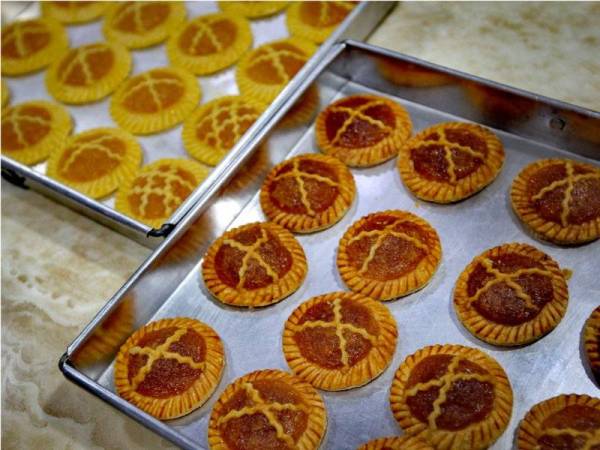 Tart nyonya biskut utama yang dijual Nor Haslinda.