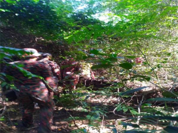 Anggota bomba melakukan pencarian lima mangsa yang sesat di sekitar Pulau Mawar di Mersing pada Ahad.