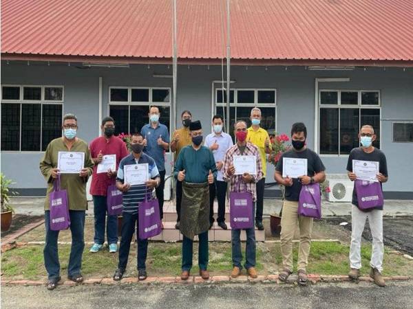 Azmi (depan, tiga dari kiri) bersama pekerja yang layak menerima bantuan Program Subsidi Upah. (Foto: SPRM)