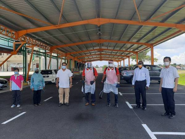 Cha Kee Chin (kanan) bersama Gunasekaran (dua dari kanan) semasa membuat tinjauan kerja sanitasi di SJKC Sungai Salak pada Isnin.