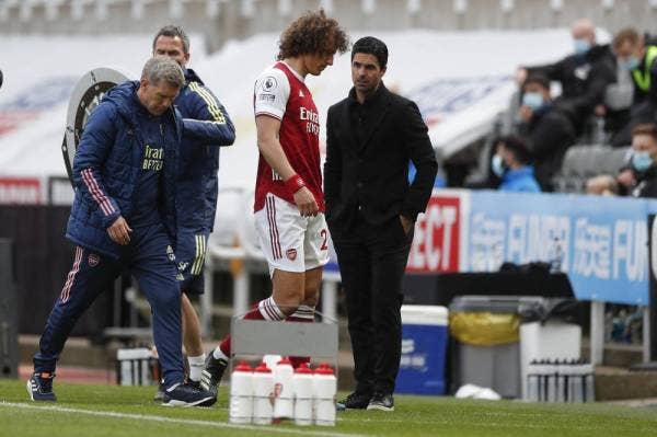Luiz (dua kanan) ketika meninggalkan padang sambil diperhatikan Arteta semasa perlawanan liga menentang Newcastle United di St James' Park.