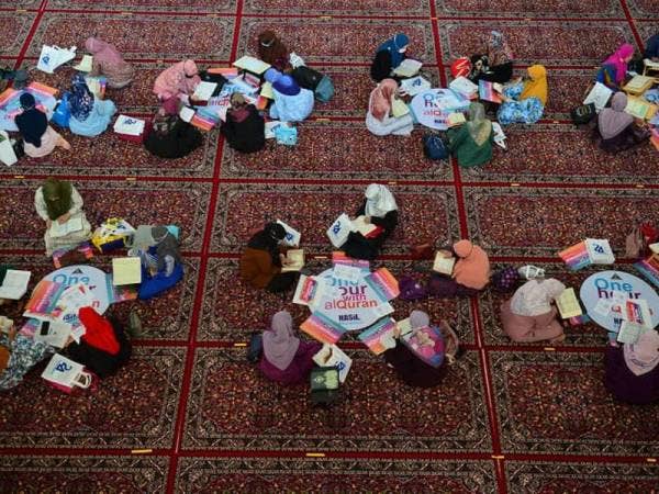 Sesi tadarus al-Quran daripada 250 kakitangan LHDN di Masjid Wilayah Pesekutuan pada Isnin. - Foto ASRIL ASWANDI SHUKOR