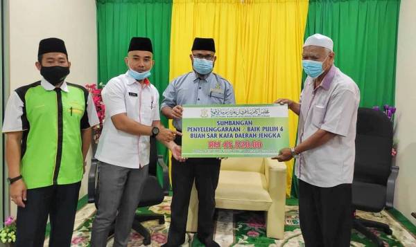 Dr Asmadi (tiga dari kiri) menyerahkan replika cek kepada wakil Felda di Pejabat Felda Jengka pada Isnin.