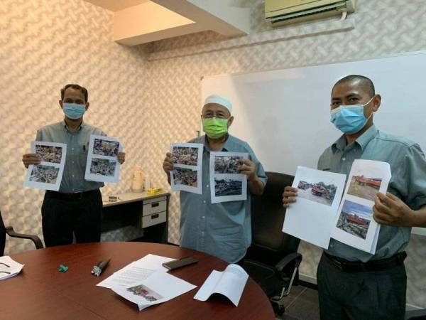 Abdul Khalim (tengah) menunjukkan barangan yang disita melibatkan salah serbuan yang dijalankan pihaknya.