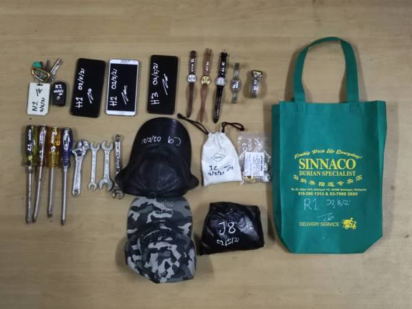 Pelbagai barangan disyaki digunakan untuk aktiviti jenayah pecah rumah turut dirampas.