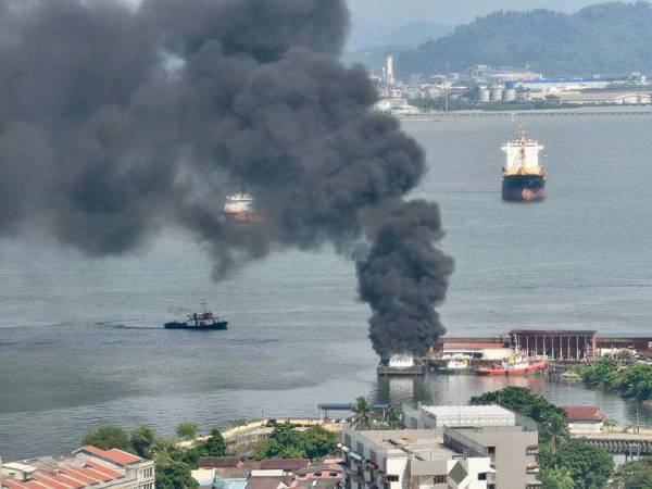 Sebuah kapal yang membawa muatan minyak diesel terbakar di Harbour Trade Centre, Macallum di sini petang Isnin.