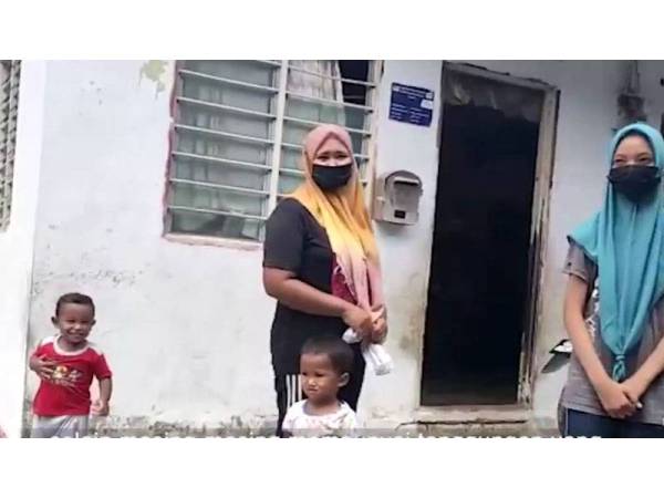 15 sekeluarga ini tabah menjalani kehidupan dan ibadah puasa serba sederhana di dalam sebuah rumah kecil yang serba daif sejak 11 tahun lepas.