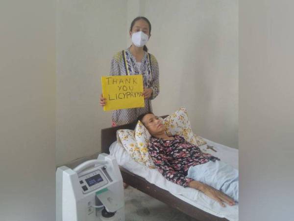 Seorang anak mengucapkan terima kasih kepada Kangujam kerana memberi sumbangan mesin oksigen kepada ibunya yang juga pesakit Covid-19. - Foto: Twitter Licypriya