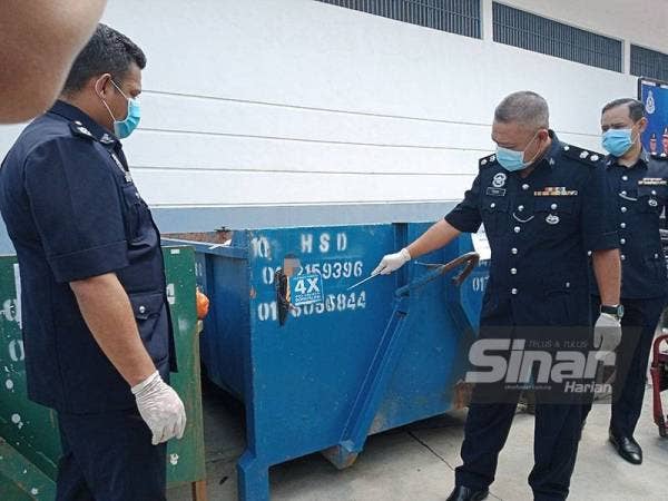 Rusdi (dua dari kanan) menunjukkan antara tong RORO yang dirampas dalam serbuan yang dijalankan.