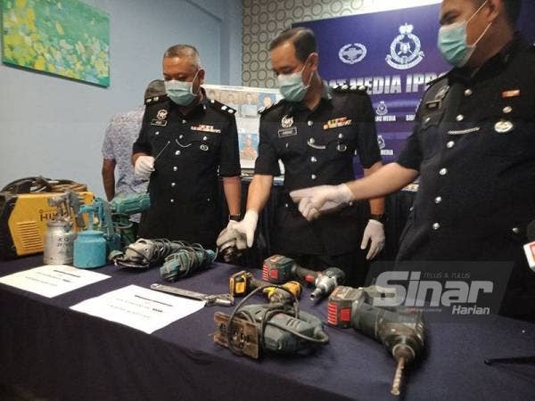 Rusdi (kiri) menunjukkan antara peralatan yang digunakan suspek.