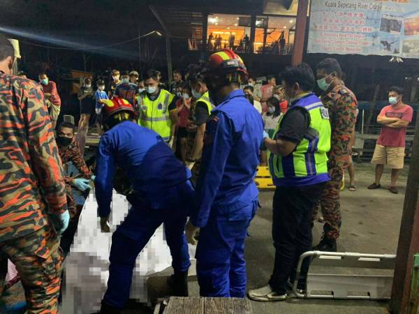 Mayat mangsa lemas dibawa ke Hospital Taiping untuk bedah siasat. - Foto ihsan PDRM