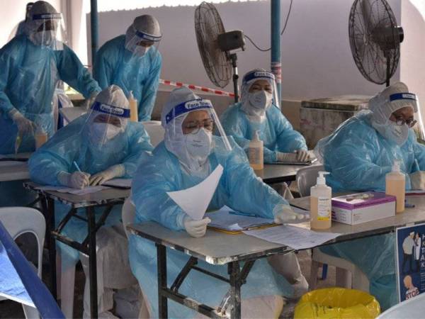 KKM memperoleh kelulusan untuk mengambil 8,302 petugas kesihatan kontrak bagi menangani pandemik Covid-19 di negara ini. - Foto Bernama