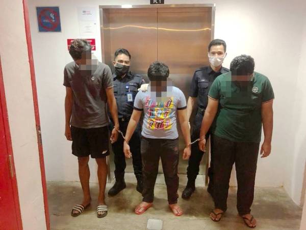 Tiga lelaki dihadapkan ke Mahkamah Majistret di Kuala Terengganu pada Selasa atas kesalahan menunggang motosikal secara bahaya dalam kejadian di LPT2 pada 30 April lalu.