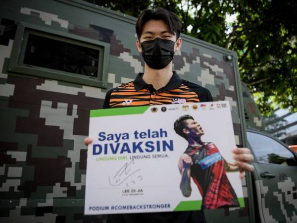 Zii Jia selepas menerima suntikan kedua vaksin Covid-19 jenis Pfizer-BioNTech pada Program Imunisasi Covid-19 Kementerian Belia dan Sukan di Kompleks Sukan DBKL pada Selasa. - Foto Bernama
