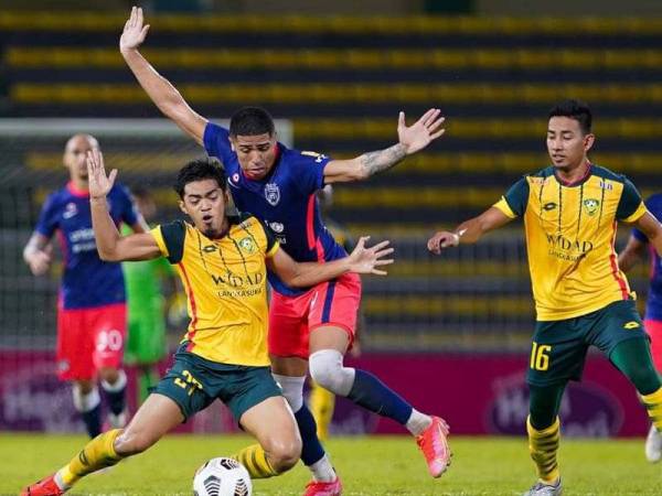 Da Silva (tengah) menyempurnakan sepakan penalti untuk Kedah pada minit ke-90. -Foto KDA FC