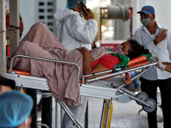 Seorang pesakit dibawa ke hospital untuk mendapatkan rawatan Covid-19, di Ahmedabad, India. - Foto Reuters