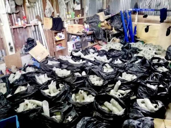 Daun ketum dianggarkan seberat 700 kilogram (kg) bernilai RM 21,000 yang ditemui tersorok dalam sebuah bengkel kereta di Kampung Bunuhan.