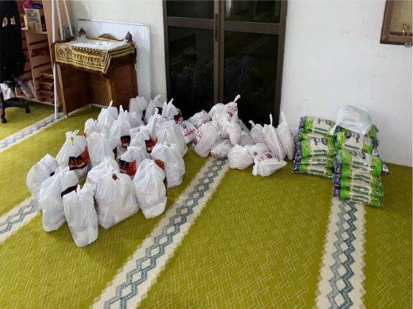 Antara pek barangan yang disumbangkan oleh Kumpulan BDB kepada empat masjid dan surau di Kota Setar dan Kubang Pasu.