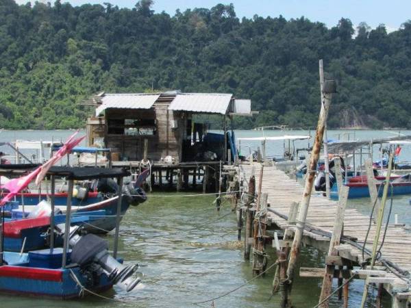 Pangkalan nelayan yang terjejas akibat pencemaran bahan buangan di perairan Pulau Jerejak.