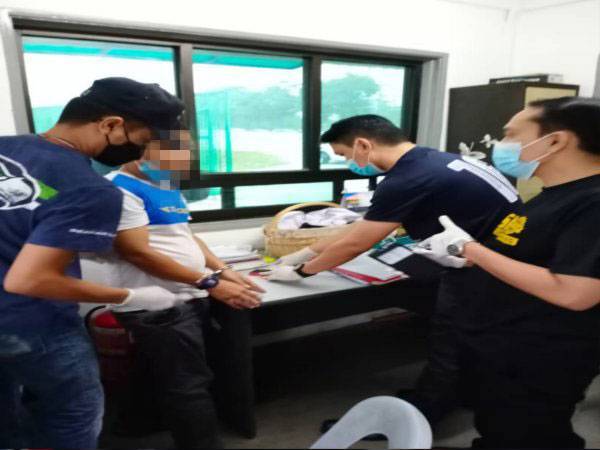 Antara individu yang ditahan JPN dalam Operasi Terancang dan Kutip di sekitar Kuala Lumpur pada Selasa.