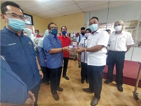 Pengurus Besar TNB Pulau Pinang/Kedah/Perlis, Ir Azmi Md Yusof (kiri) menemani Menteri Pembangunan Luar Bandar, Datuk Dr Abdul Latiff Ahmad melawat bengkel
