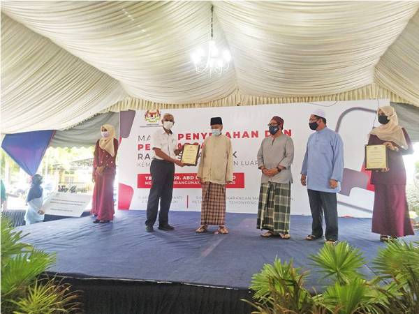 Pengurus Besar TNB Pulau Pinang/Kedah/Perlis, Ir Azmi Md Yusof menerima plak penghargaan pada Majlis Penyerahan dan Penghargaan Rakan Strategik Kementerian Pembangunan Luar Bandar di perkarangan Masjid Al-Ehsan Temonyong Langkawi pada Jumaat.