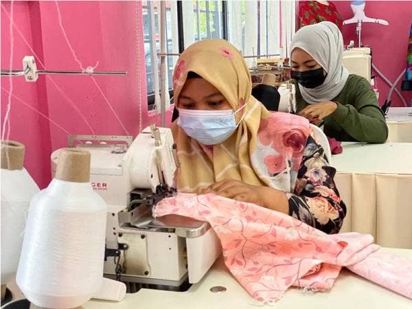 Kelas jahitan di Pusat Kegiatan Masyarakat Kuah Langkawi pada Jumaat.