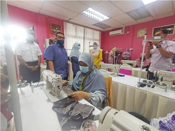 Peserta dapat menjahit dengan lebih selesa selepas bengkel jahitan dinaik taraf melalui sumbangan TNB di Pusat Kegiatan Masyarakat Kuah, Langkawi.