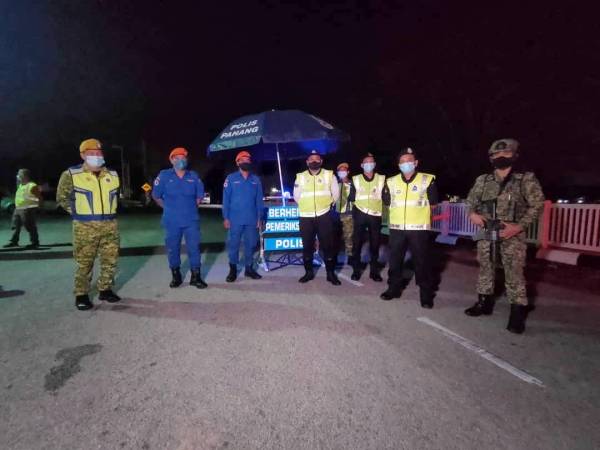 Sekatan jalan raya bermula pada awal pagi Rabu di Tanah Putih, Kuantan susulan dikenakan Perintah Kawalan Pergerakan Diperketatkan (PKPD) sehingga 18 Mei ini.