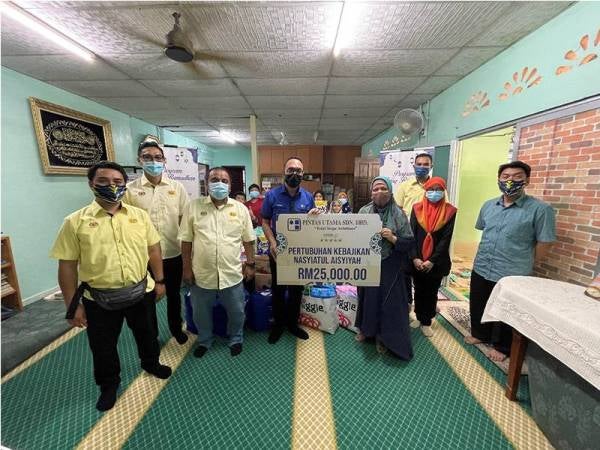 Wakil JKR Negeri Pulau Pinang, wakil JKR Daerah Timur Laut dan wakil JKR Daerah Barat Daya bersama wakil Pintas Utama menyampaikan sumbangan kepada Pengasas Rumah Jagaan Nasyiatul Aisyiyah di Balik Pulau, Pulau Pinang.