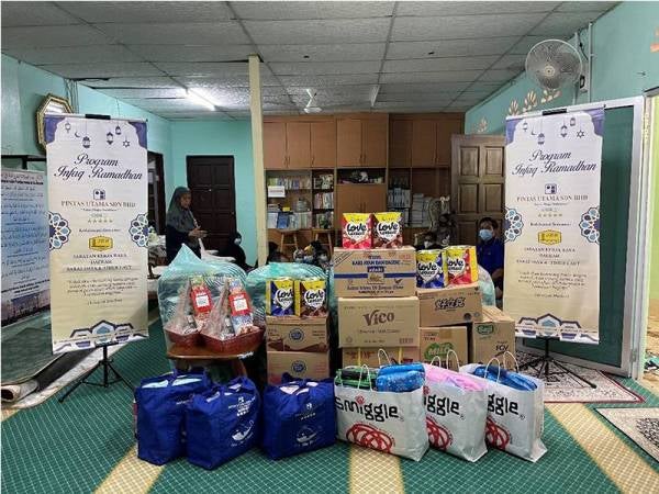 Antara sumbangan berbentuk barangan yang disampaikan kepada anak-anak yatim dan asnaf.