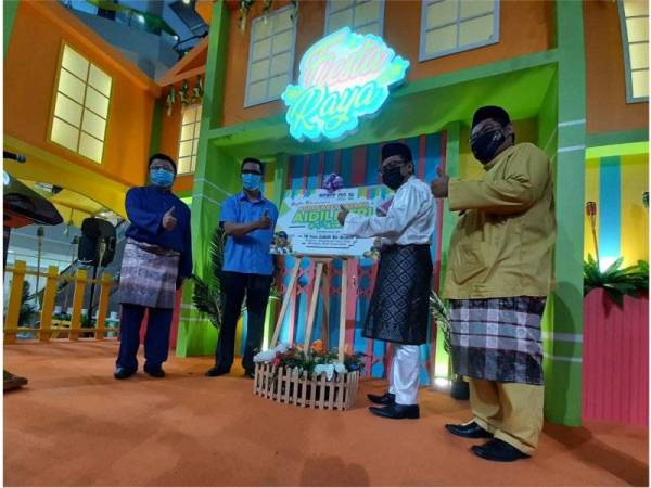 Zulkifli (dua dari kiri) merasmikan AgroCraft Bazaar Aidilfitri 2021 di Pasaraya 1st Avenue pada Rabu.