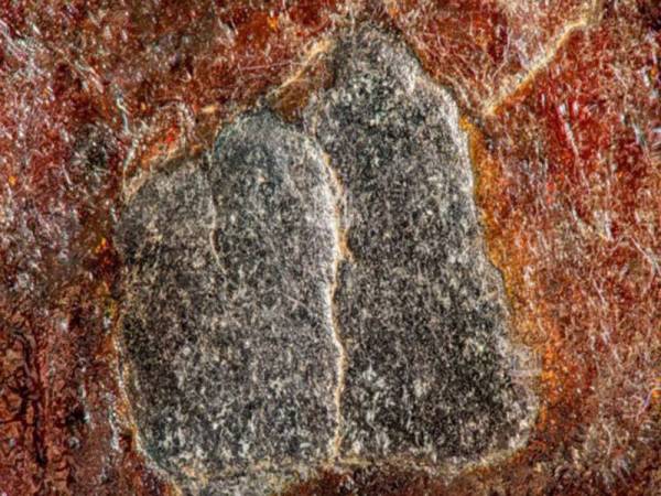 Arab Saudi pertama kali mendedahkan gambar Batu Hitam yang dikenali Hajarul Aswad secara terperinci di tapak arkeologi terpenting di Masjidil Haram di Mekah. - Foto Arab News