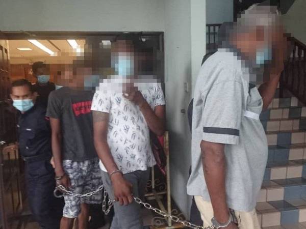 Empat beranak dibawa ke Mahkamah Sesyen di Melaka pada Rabu.