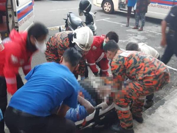 Mangsa yang cedera parah di bahagian lutut dibawa ke HRPB, Ipoh untuk rawatan lanjut. -Foto: Ihsan bomba