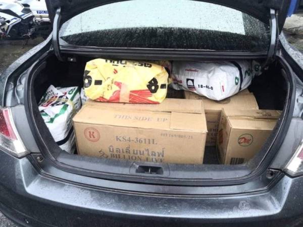 Kotak-kotak berisi mercun di dalam but kereta suspek.