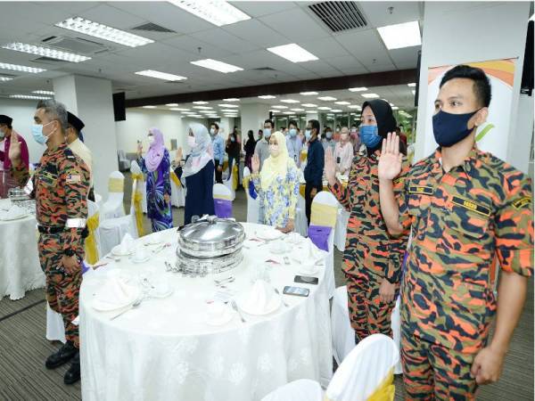 Penjawat awam KPKT melafazkan Ikrar Integriti di Majlis Perhimpunan Bulanan Penjawat Awam KPKT bertempat di Ibu Pejabat SWCorp. Foto: Rosli Talib