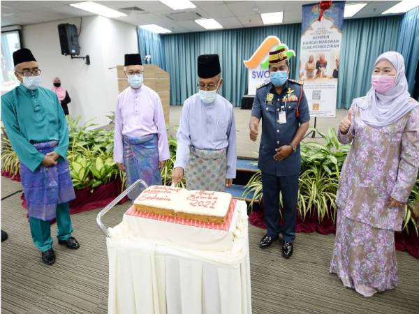 Ismail turut menyempurnakan sambutan Hari Anggota Bomba Sedunia semasa pelancaran Kempen Hargai Makanan, Elak Pembaziran di Majlis Perhimpunan Bulanan Penjawat Awam KPKT di Ibu Pejabat SWCorp. Foto: Rosli Talib