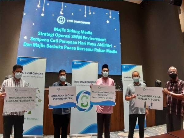 Mohd Norlisam (dua dari kiri) ketika mengumumkan Strategi Operasi SWM Environment sempena sambutan Hari Raya Aidilfitri dan Majlis Berbuka Puasa bersama Rakan Media Johor di Hotel Trove, di Johor Bahru pada Rabu.