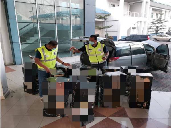 PPM merampas pelbagai jenis minuman keras tidak bercukai dalam serbuan di sekitar Klang, Selangor pada Selasa.