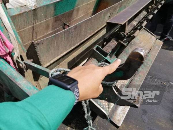 Mangsa meninggal dunia selepas kepalanya tersepit pada besi peranti pengangkat tong sampah ketika sedang menjalankan kerja pemungutan sampah menggunakan lori sampah di Taman Victoria, Ipoh pada Selasa lalu.